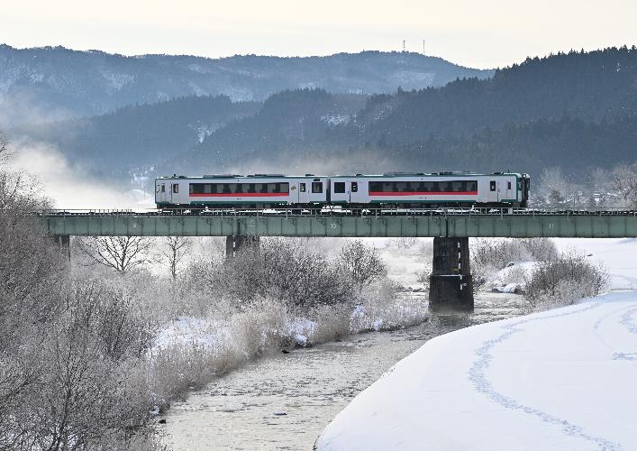 トップページ2月からのイメージ画像（冬景色を走る陸羽東線）