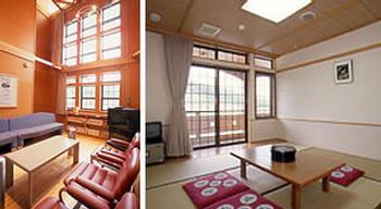 左：窓から光が入り、ソファーとテーブルのある洋室の写真、右：テーブルにお茶セットが置いてある和室の写真