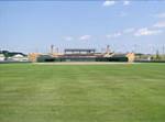 芝生が広がる、鹿島台中央野球場グラウンドを遠目から見た写真