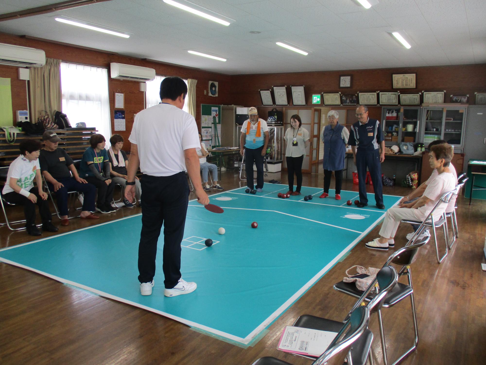 3チームずつに分かれて試合を行っている写真