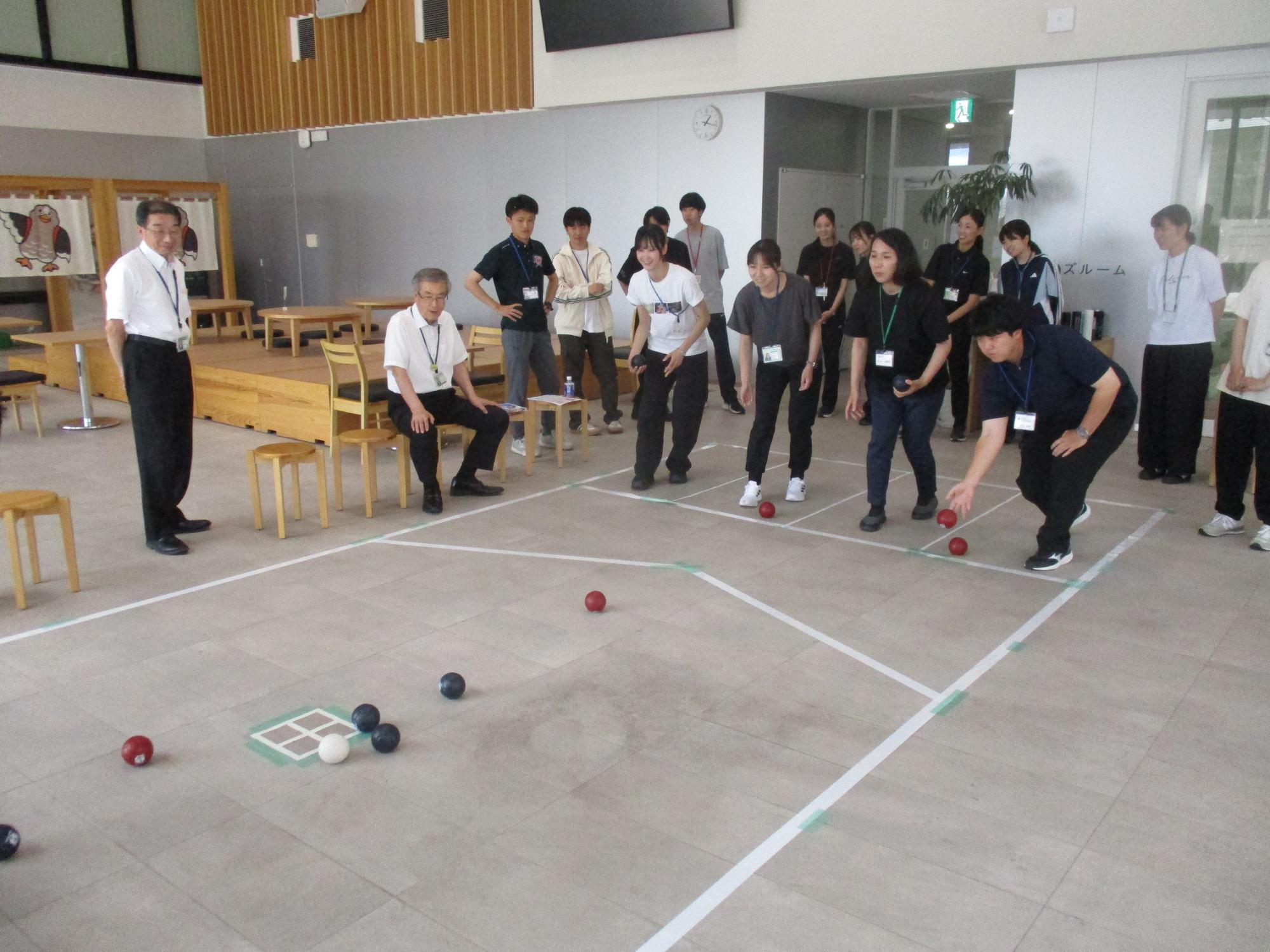 大崎市教職員初任者研修会で事業体験としてボッチャを行っている写真2