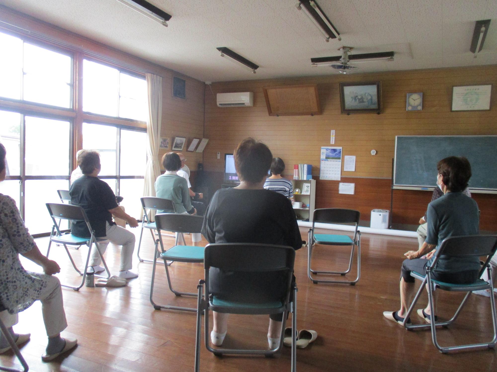 田尻下高野行政区での百歳体操を行っている写真