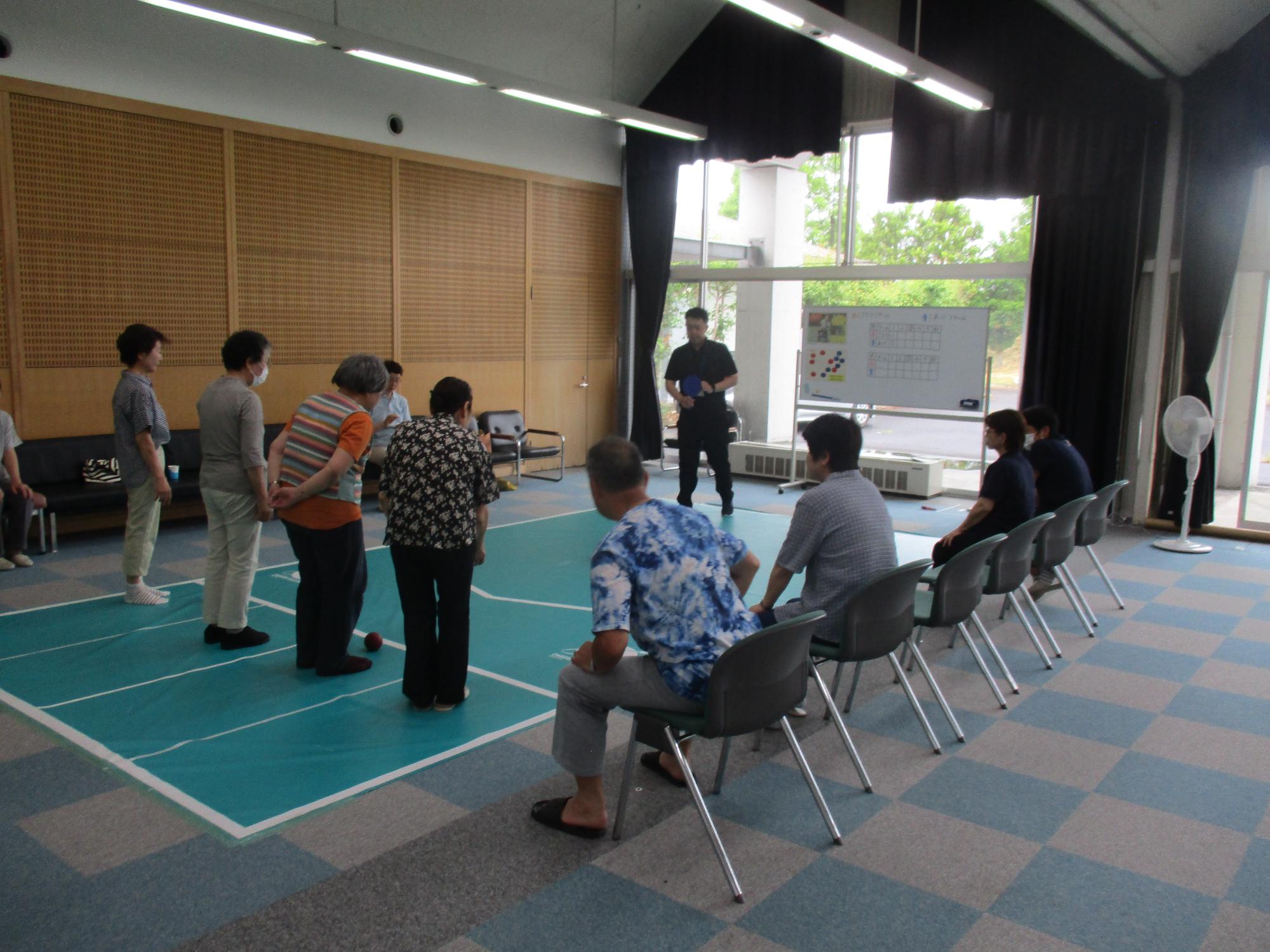 田尻仲荒町「元気ふれあい塾」でのボッチャ出前講座の写真1