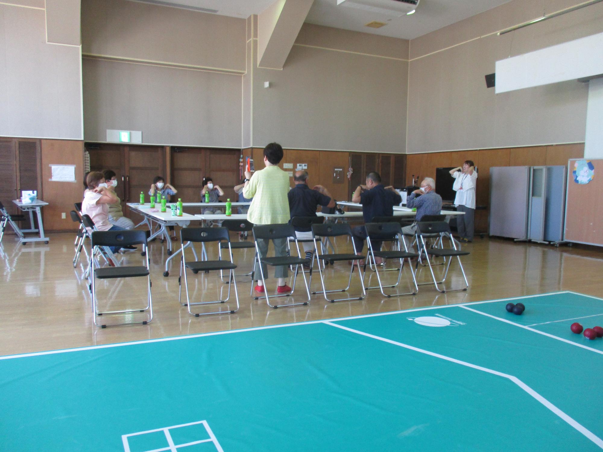 ボッチャの後は昼食会で交流する写真