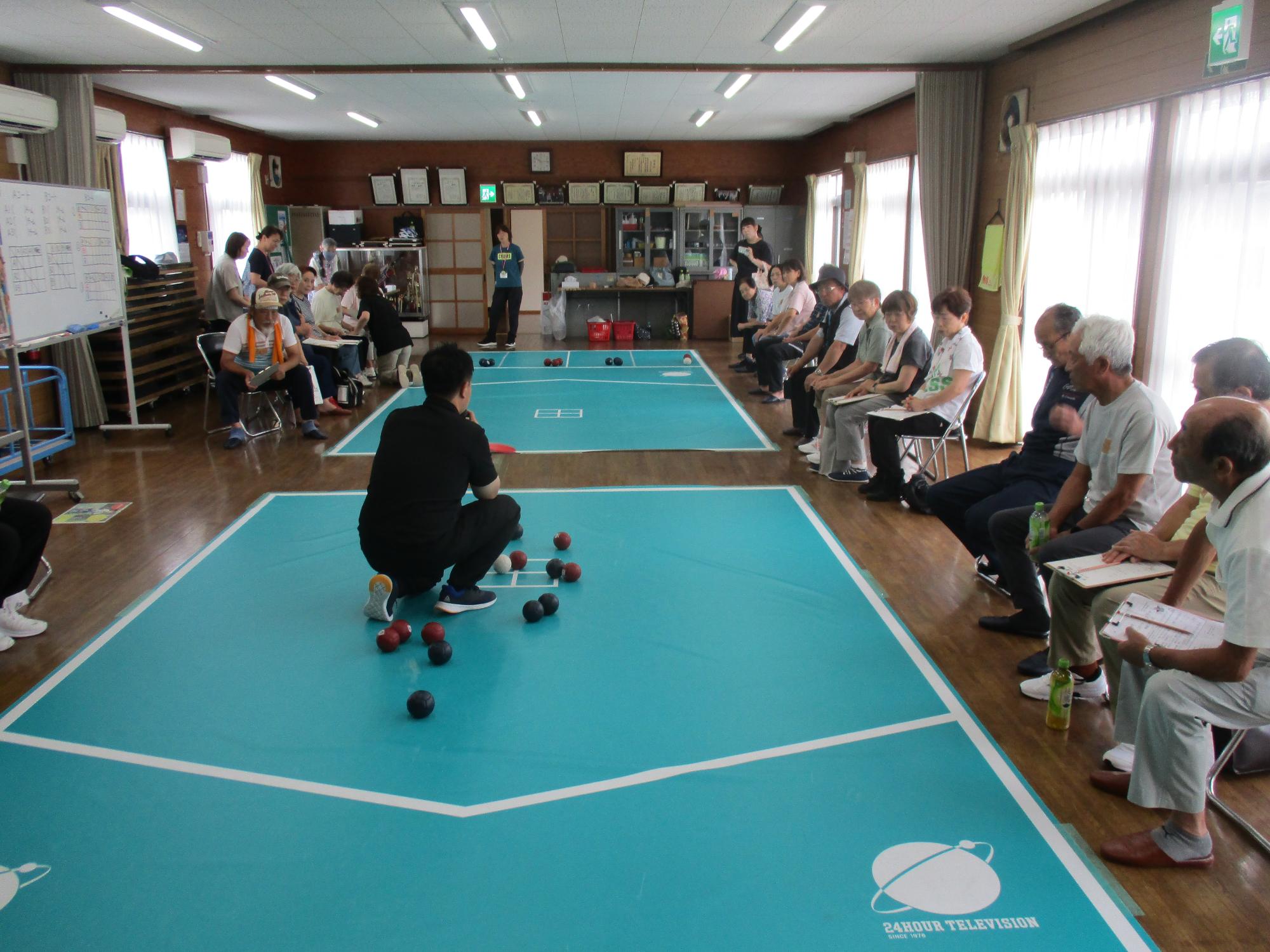 参加者に合わせて2面のコートを設置して会場設営した写真