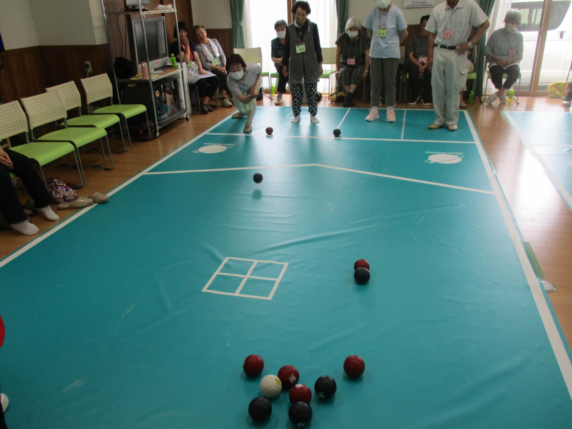 畑中行政区での熱戦の試合の様子の写真