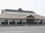 岩出山武道館の建物の外観と駐車場の写真