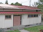 ピンク色の屋根の鹿島台武道館の外観写真