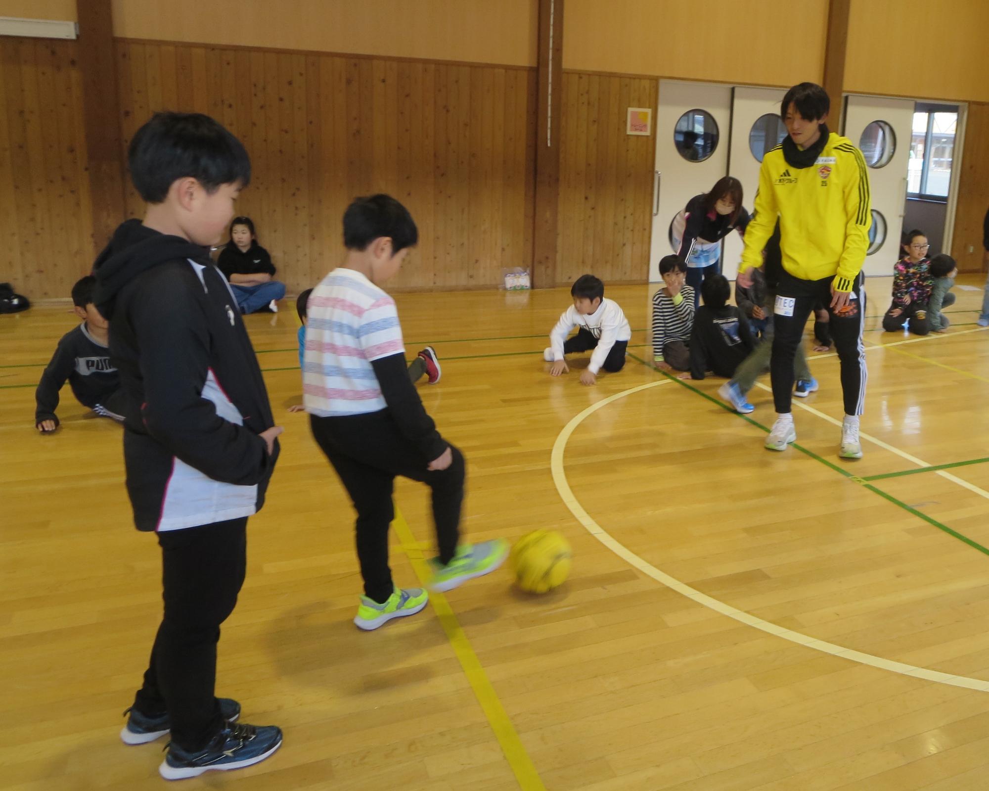 真瀬選手とサッカーで交流