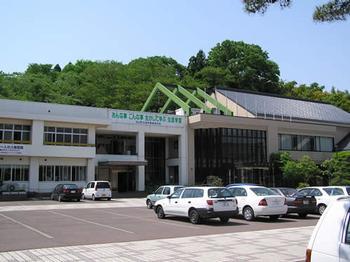 松山公民館の外観写真