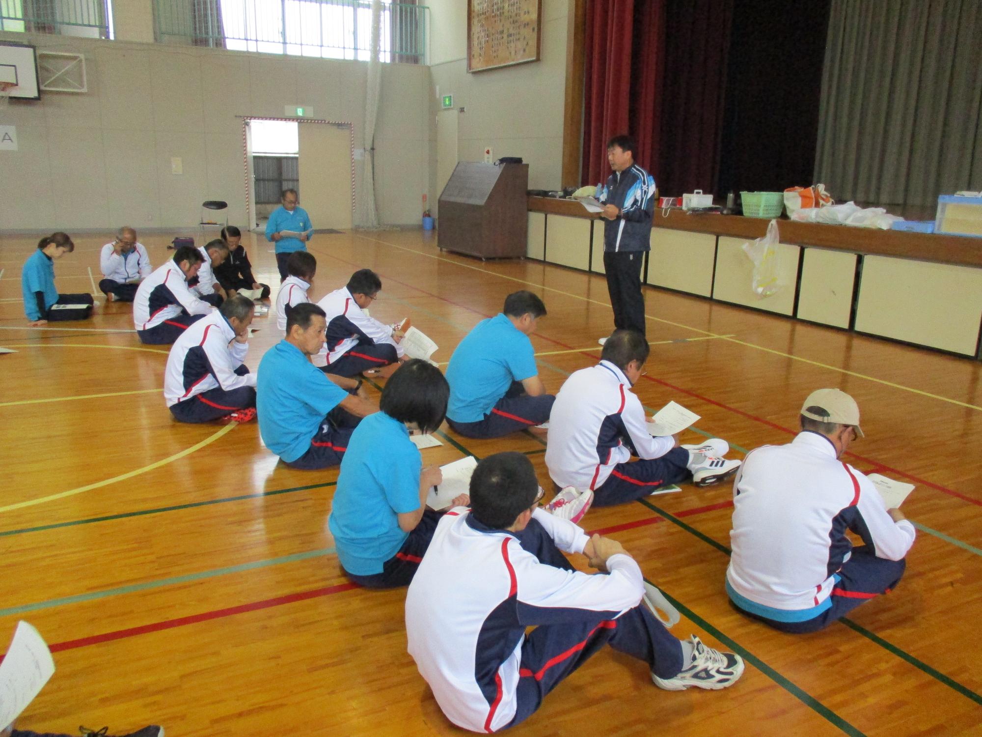 審判法や競技運営について学んでいる写真