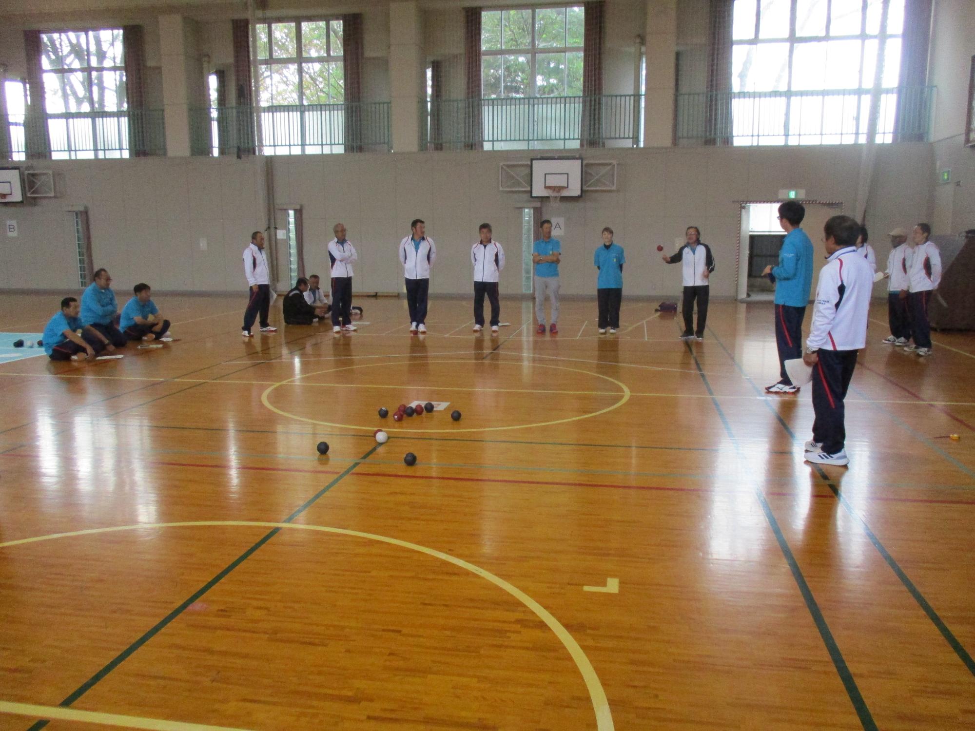 選手と審判に分かれて研修する写真