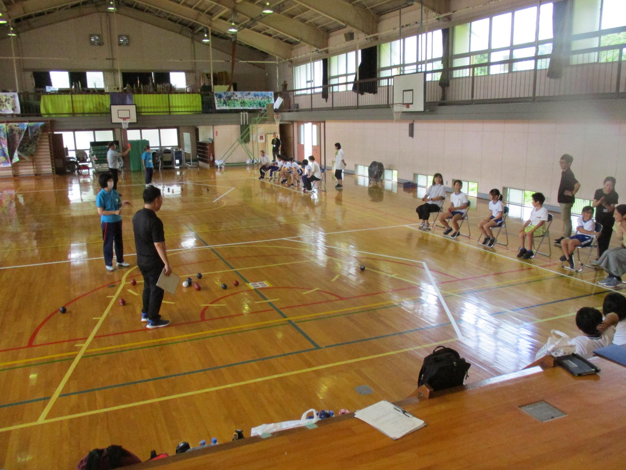 参加者がボッチャの説明を聞いている写真