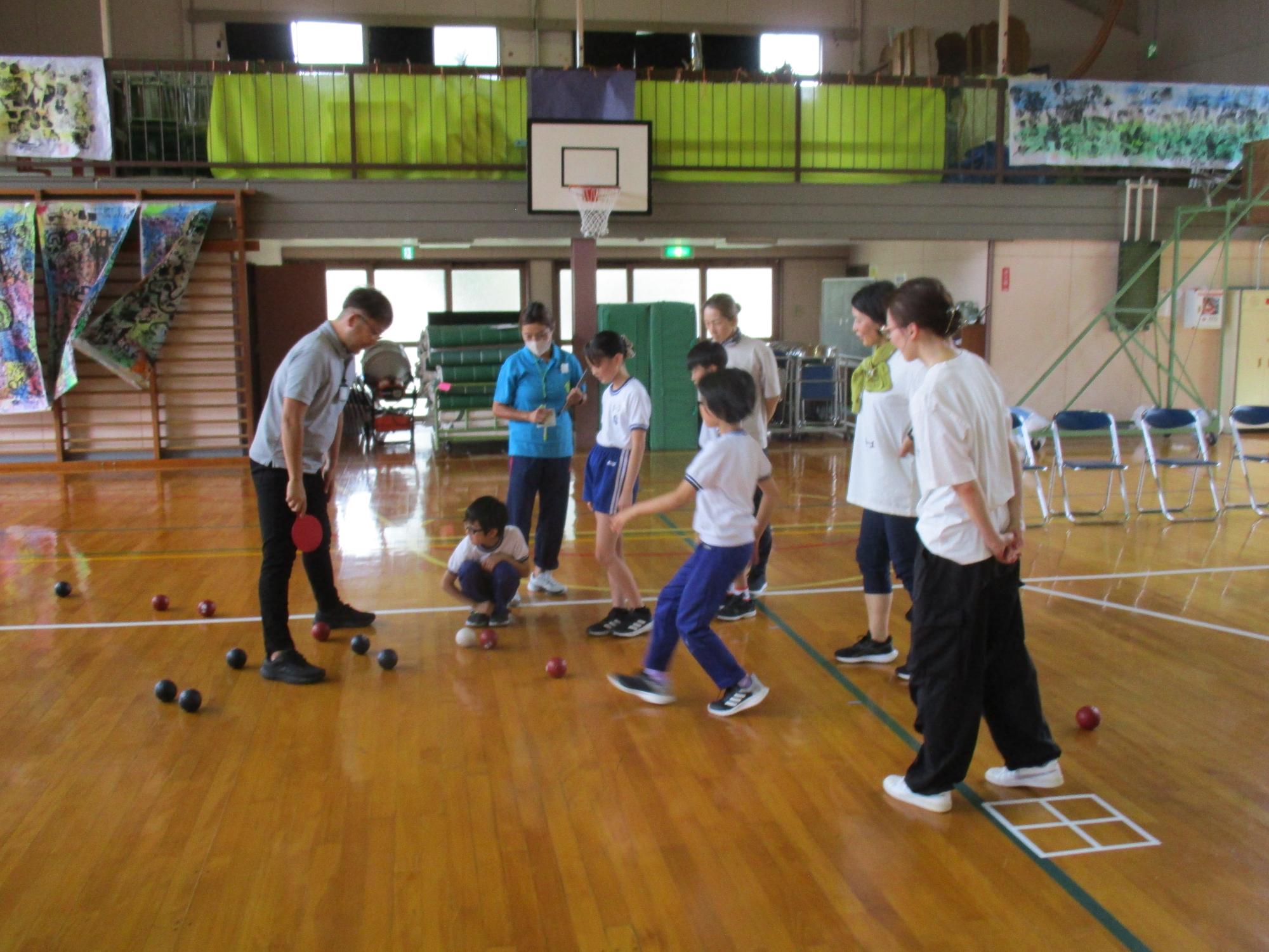 準備運動を兼ねた投球練習をしている写真