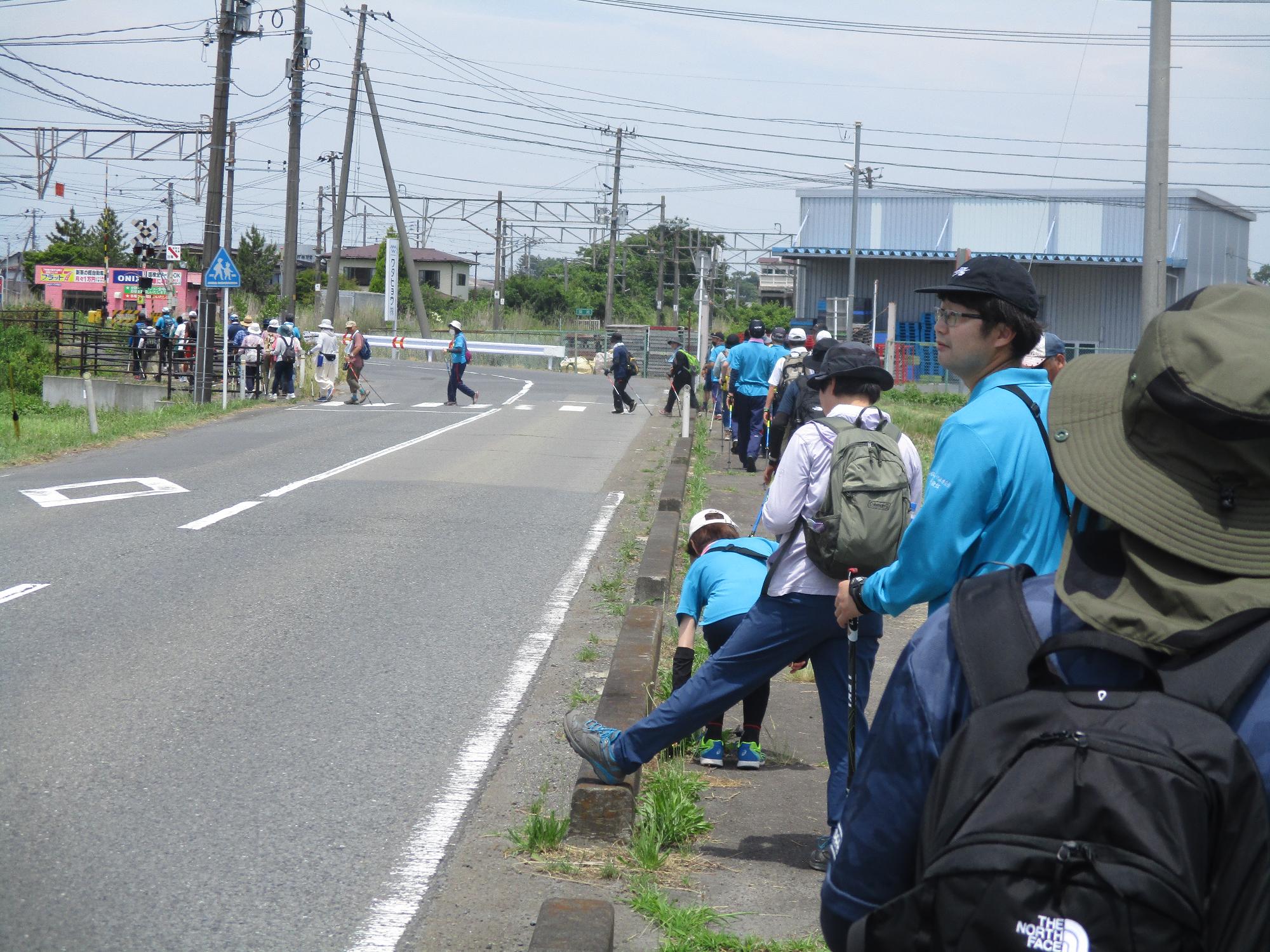 ゴール目前の道路を横断する写真