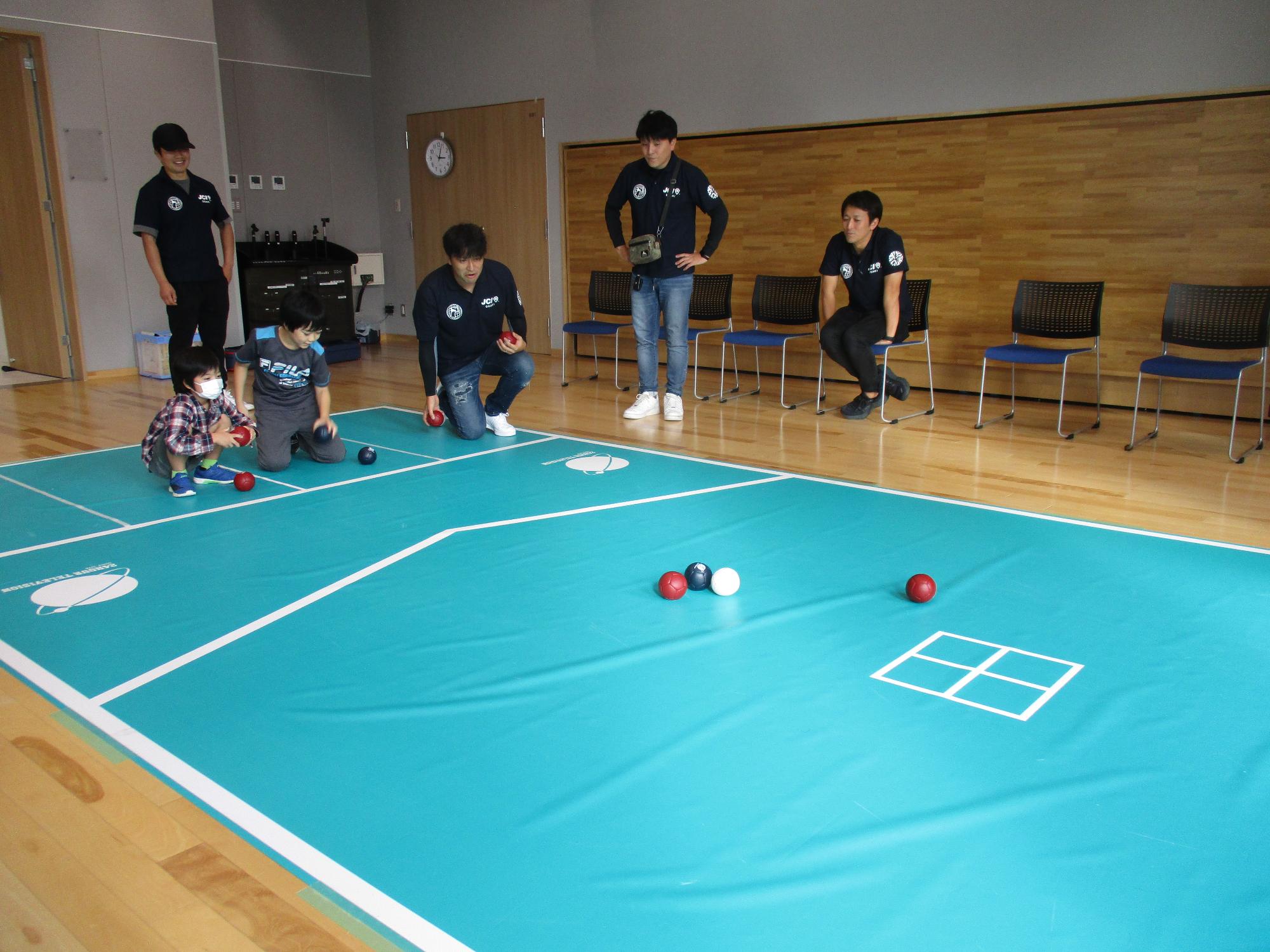 スタッフもボッチャを体験する写真