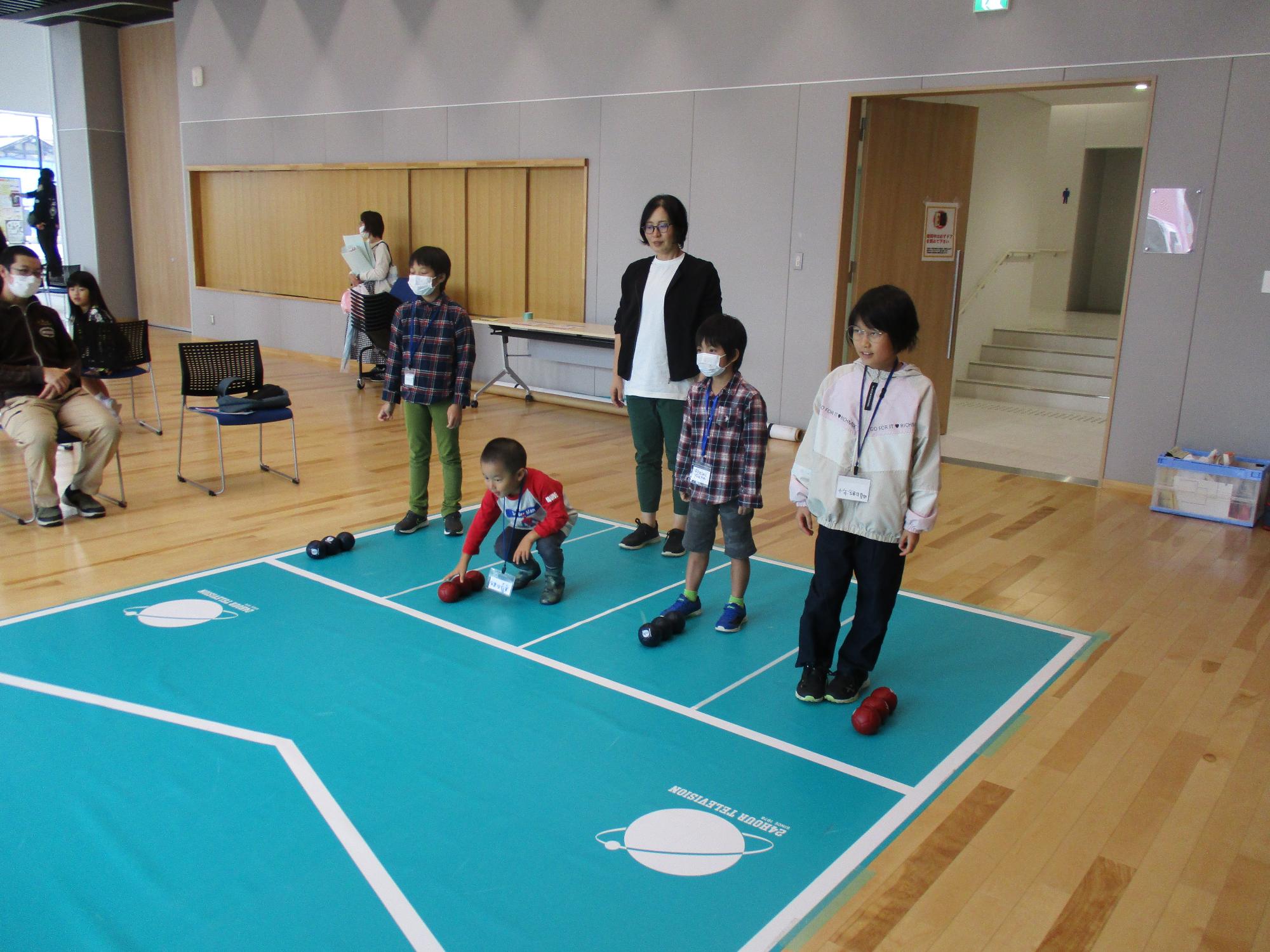 ファミリーどうしでボッチャを楽しむ写真