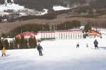 スキーを楽しむ人達が写っているオニコウベスキー場の写真
