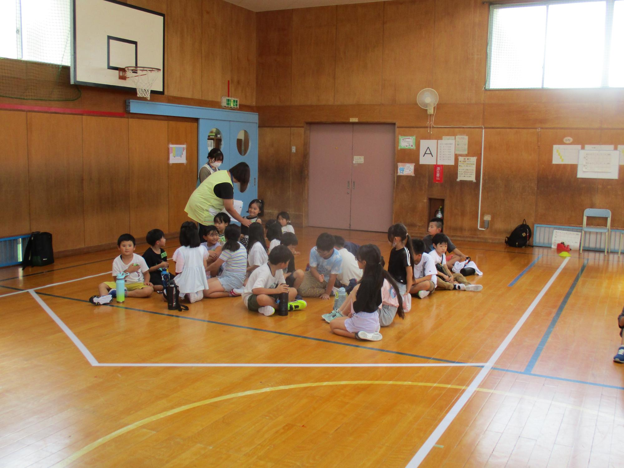 大宮児童センターボッチャ大会で児童がグループ分けして座っている写真