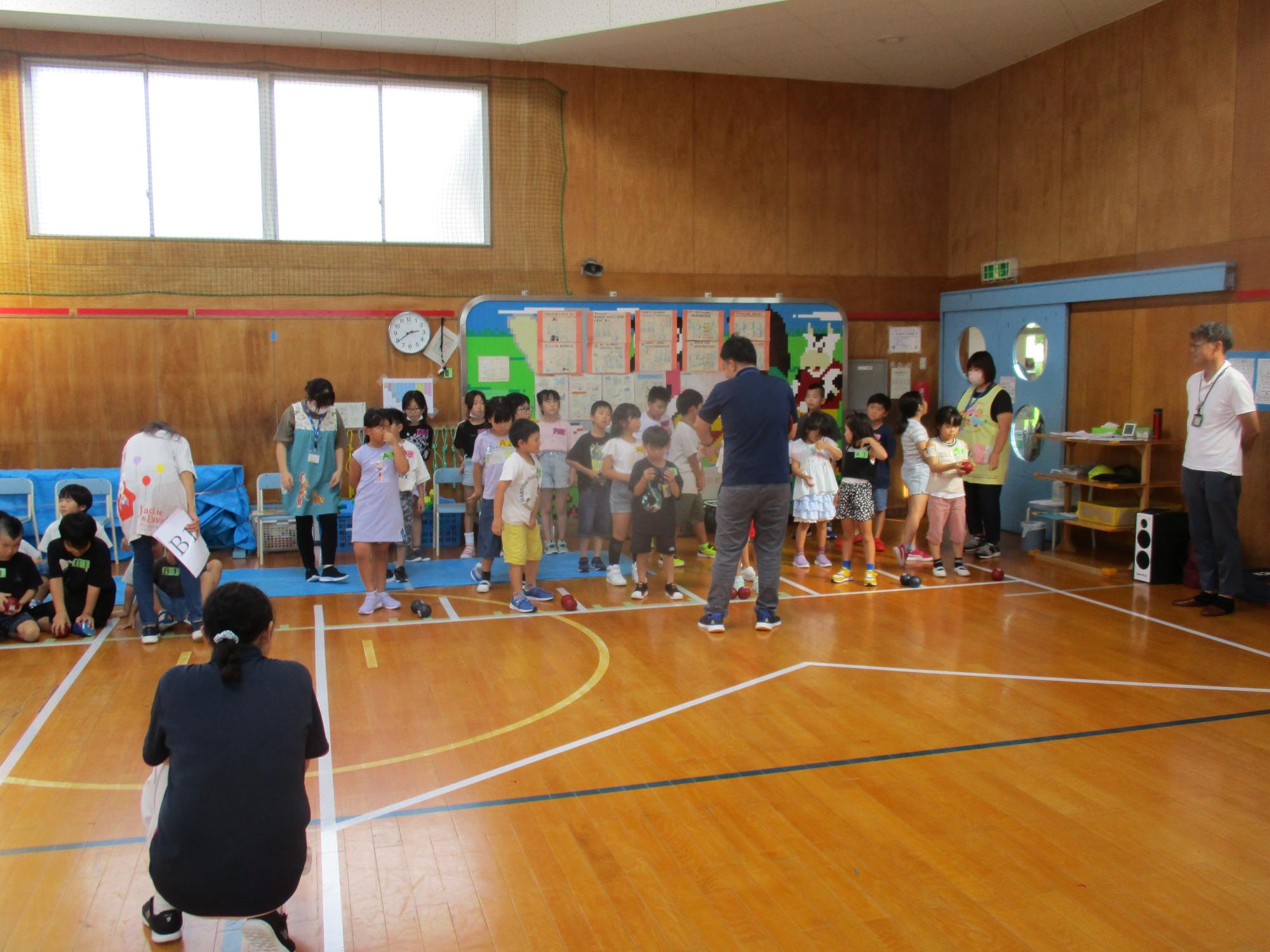 大宮児童センターボッチャ大会で児童が説明を受けている写真2