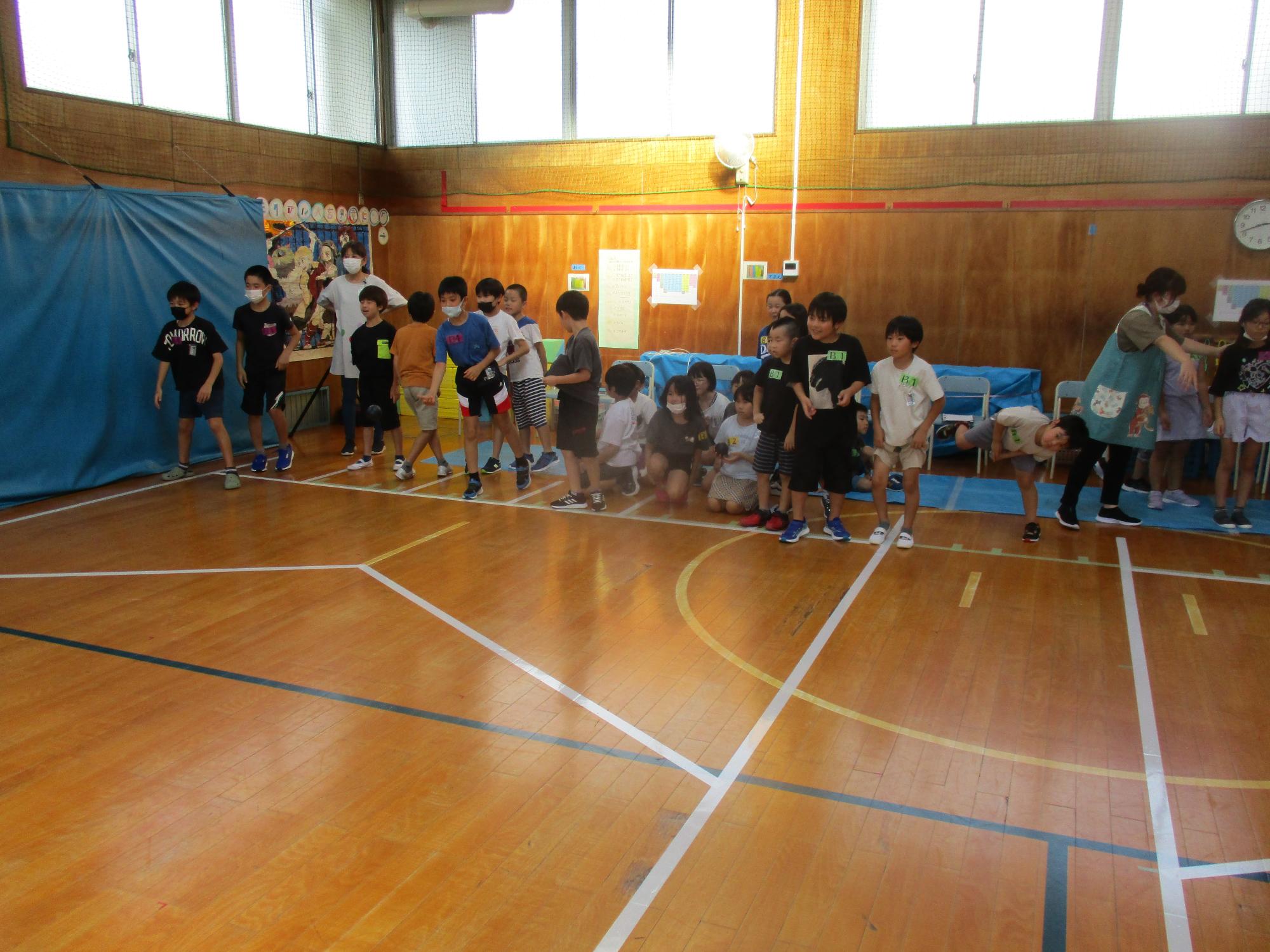 大宮児童センターボッチャ大会で児童が横一列に並んでこれからボールを投げる写真