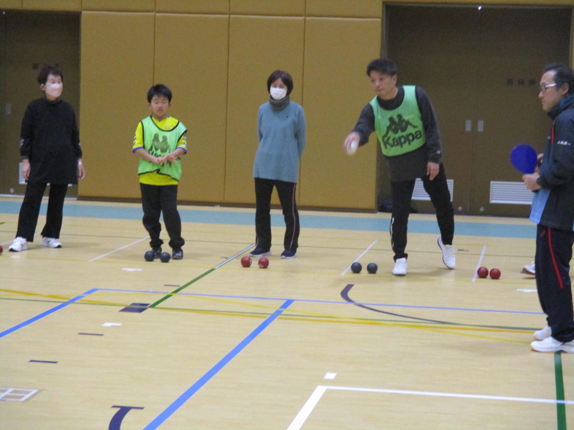 様々な年代の市民が交流する写真