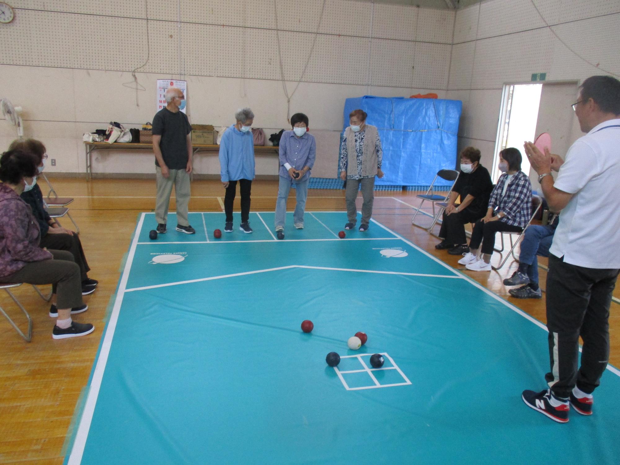 大崎健康福祉友の会古川西部地区でのボッチャ出前講座の写真2