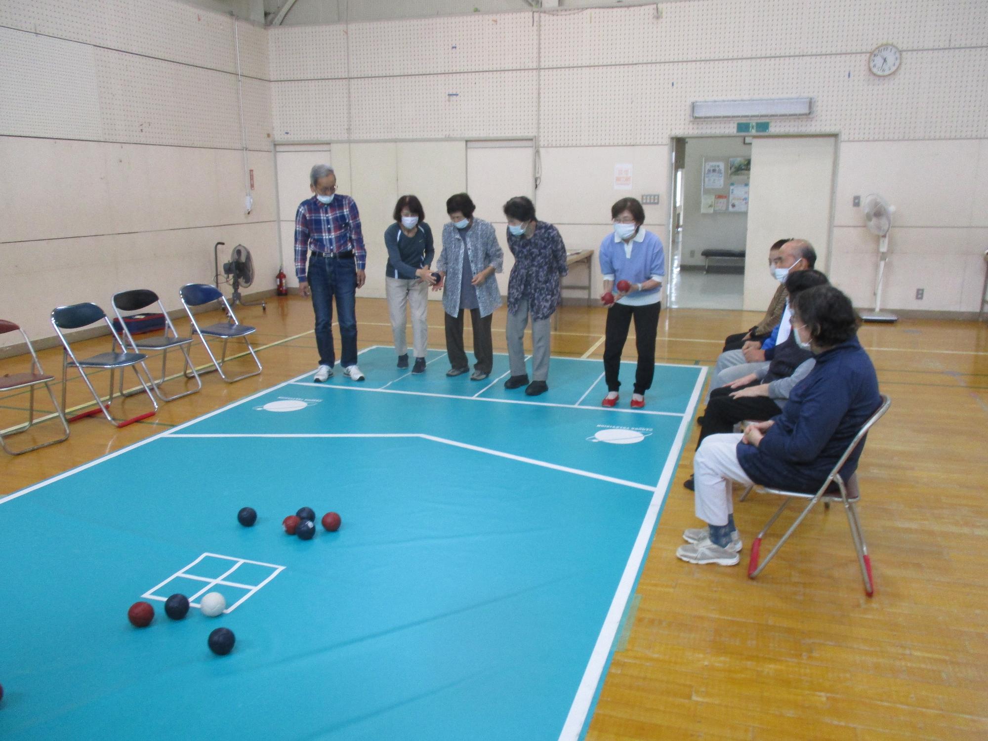 大崎健康福祉友の会古川西部地区でのボッチャ出前講座の写真3