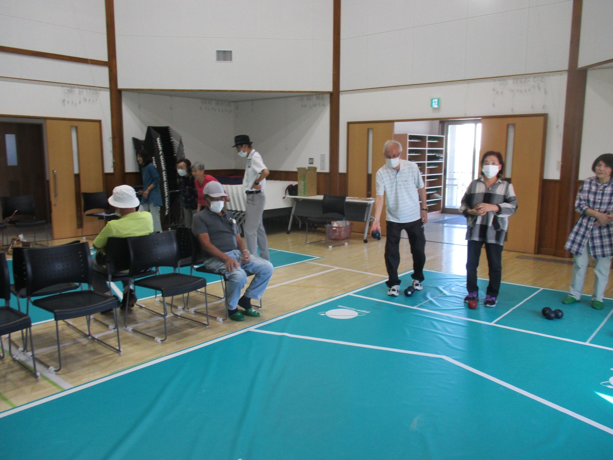 大崎健康福祉友の会古川中央地区でのボッチャ出前講座の写真1