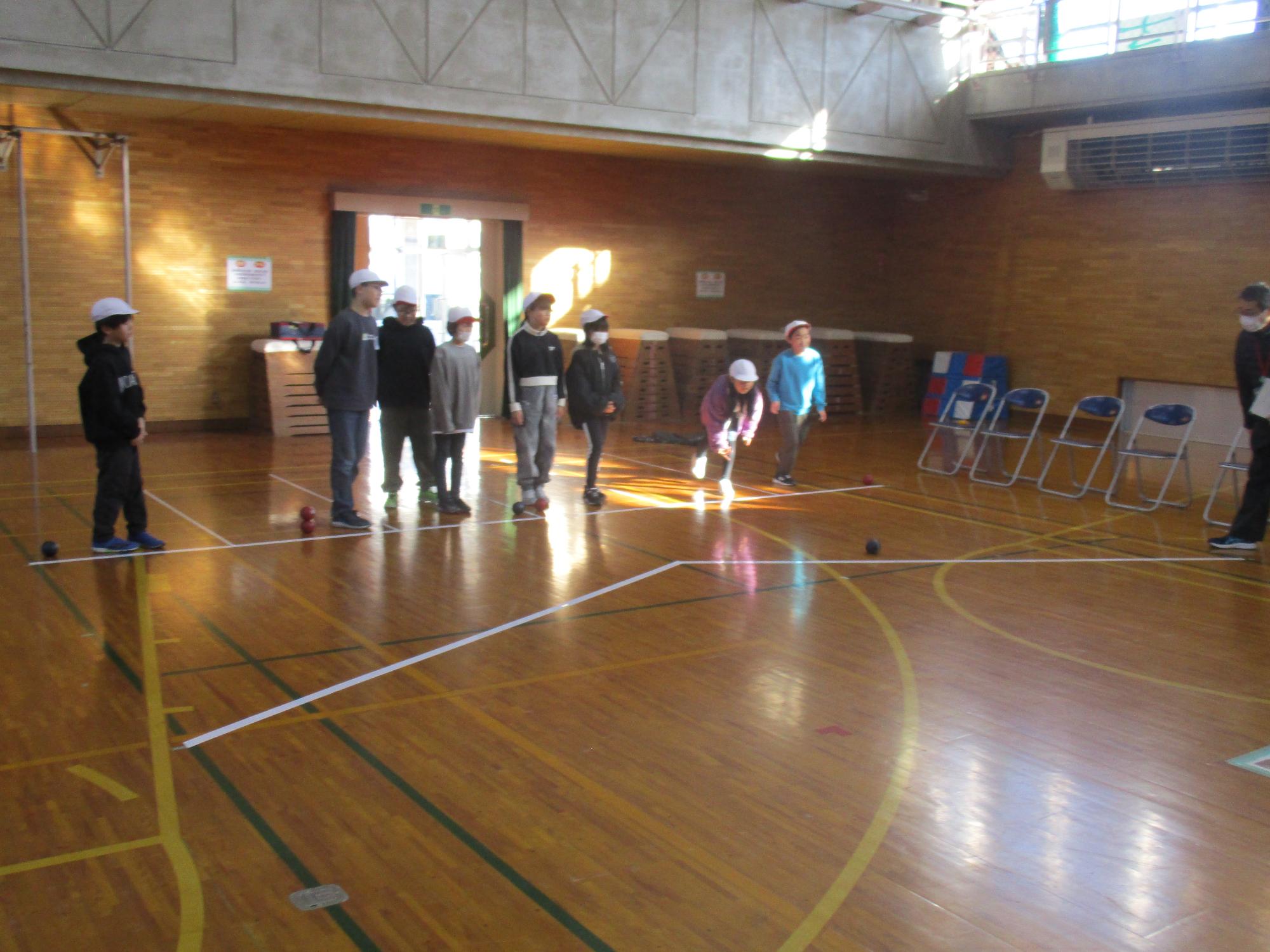 学級ごとに試合を行っている写真