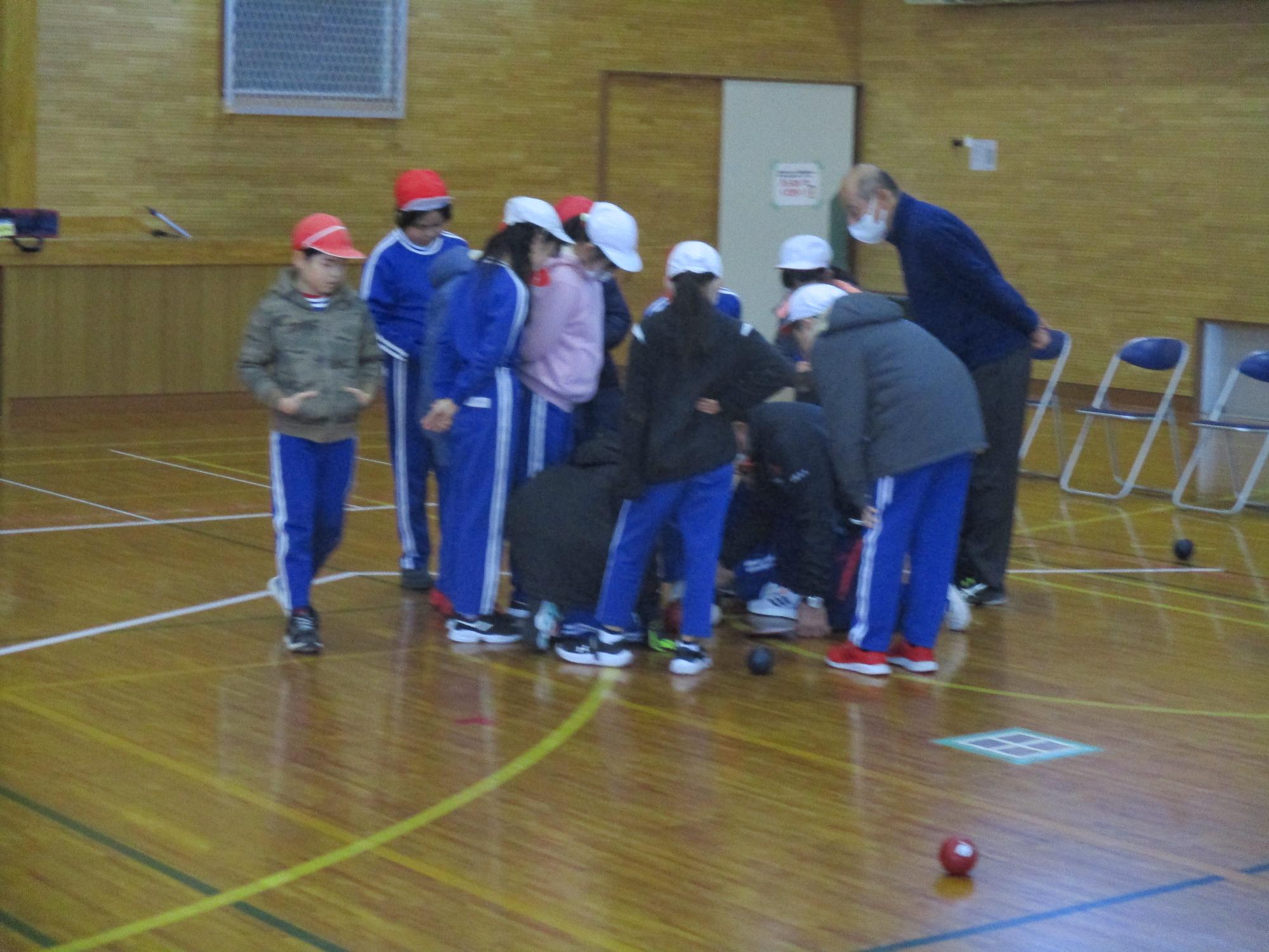 勝敗の結果を確認している写真
