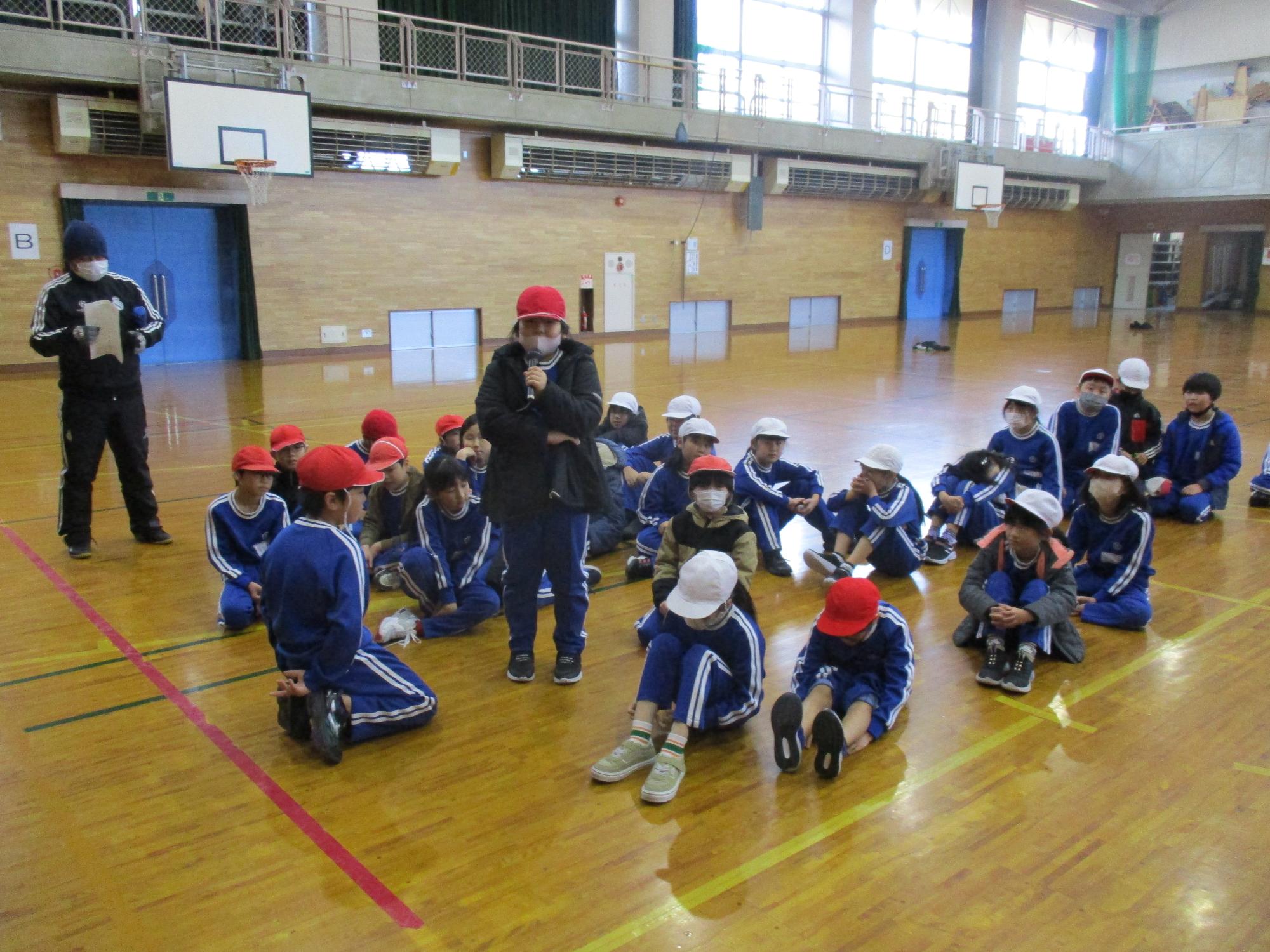 閉会行事で感想発表する写真