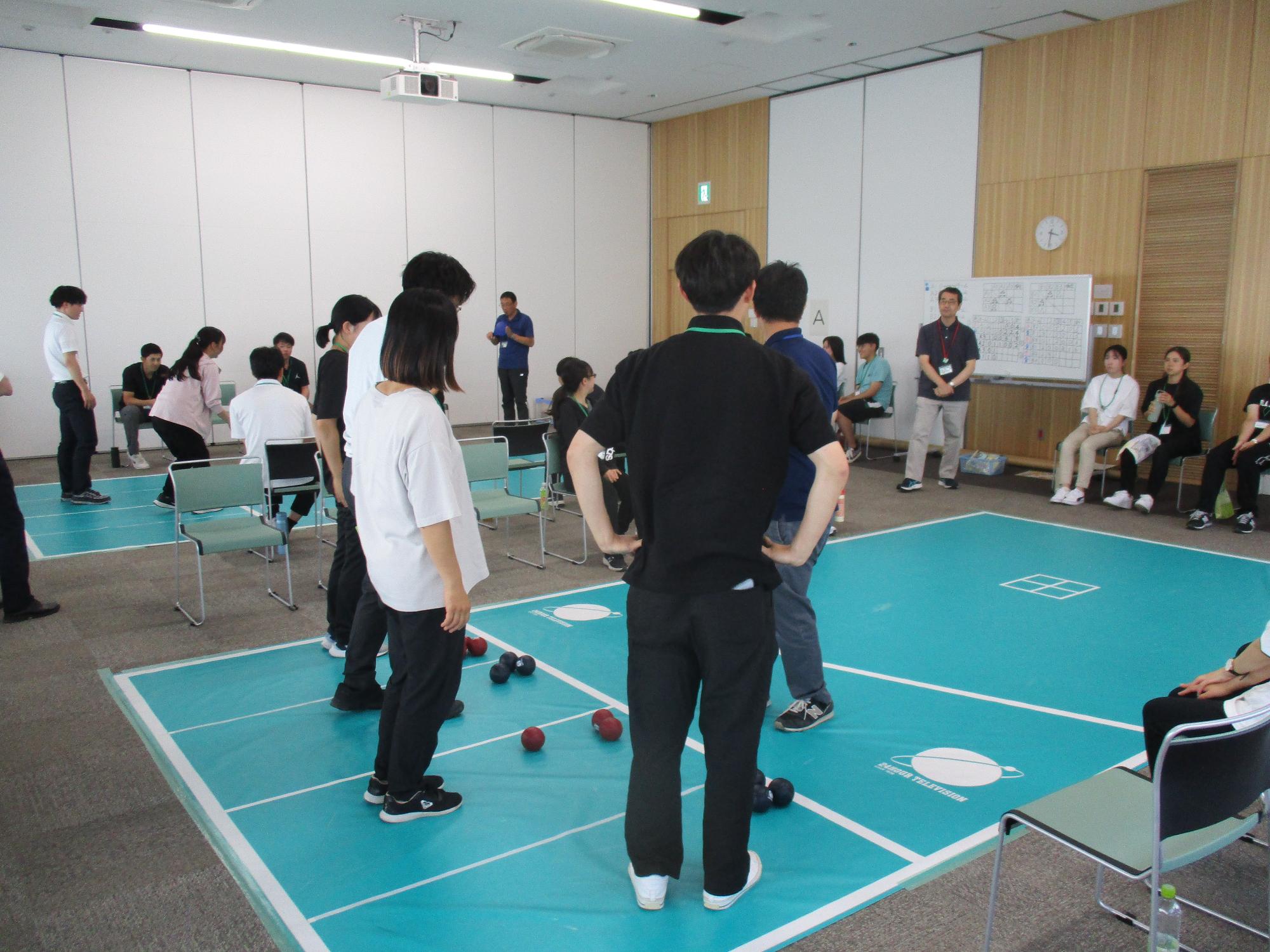 初任者研修会でニュースポーツ体験としてボッチャを行っている写真
