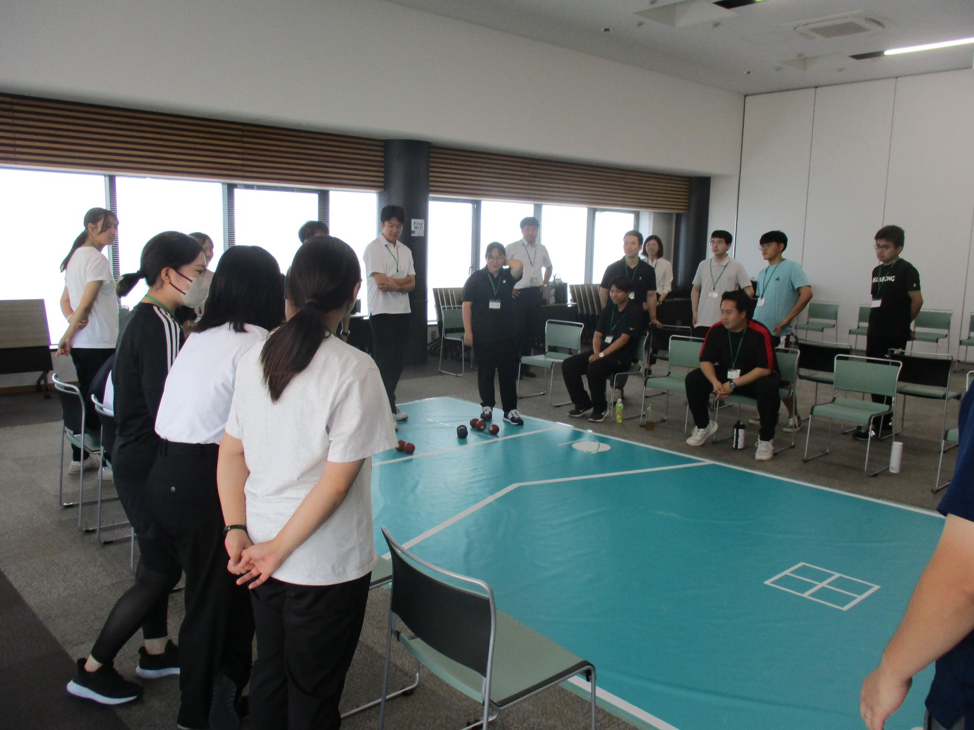 教育活動への生かし方を考えている写真