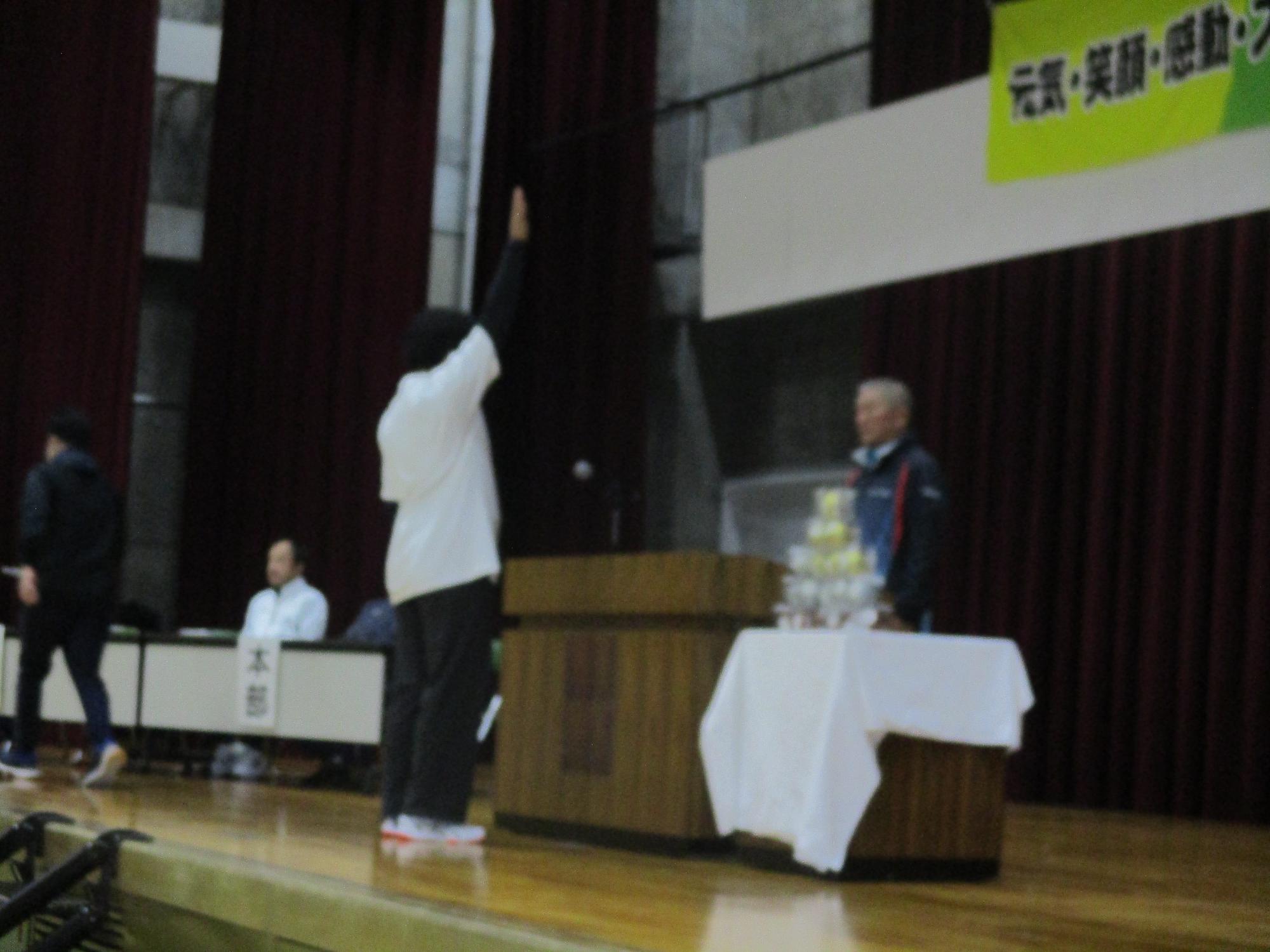 佐藤体格ブラザーズの久喜選手が選手宣誓をしている写真