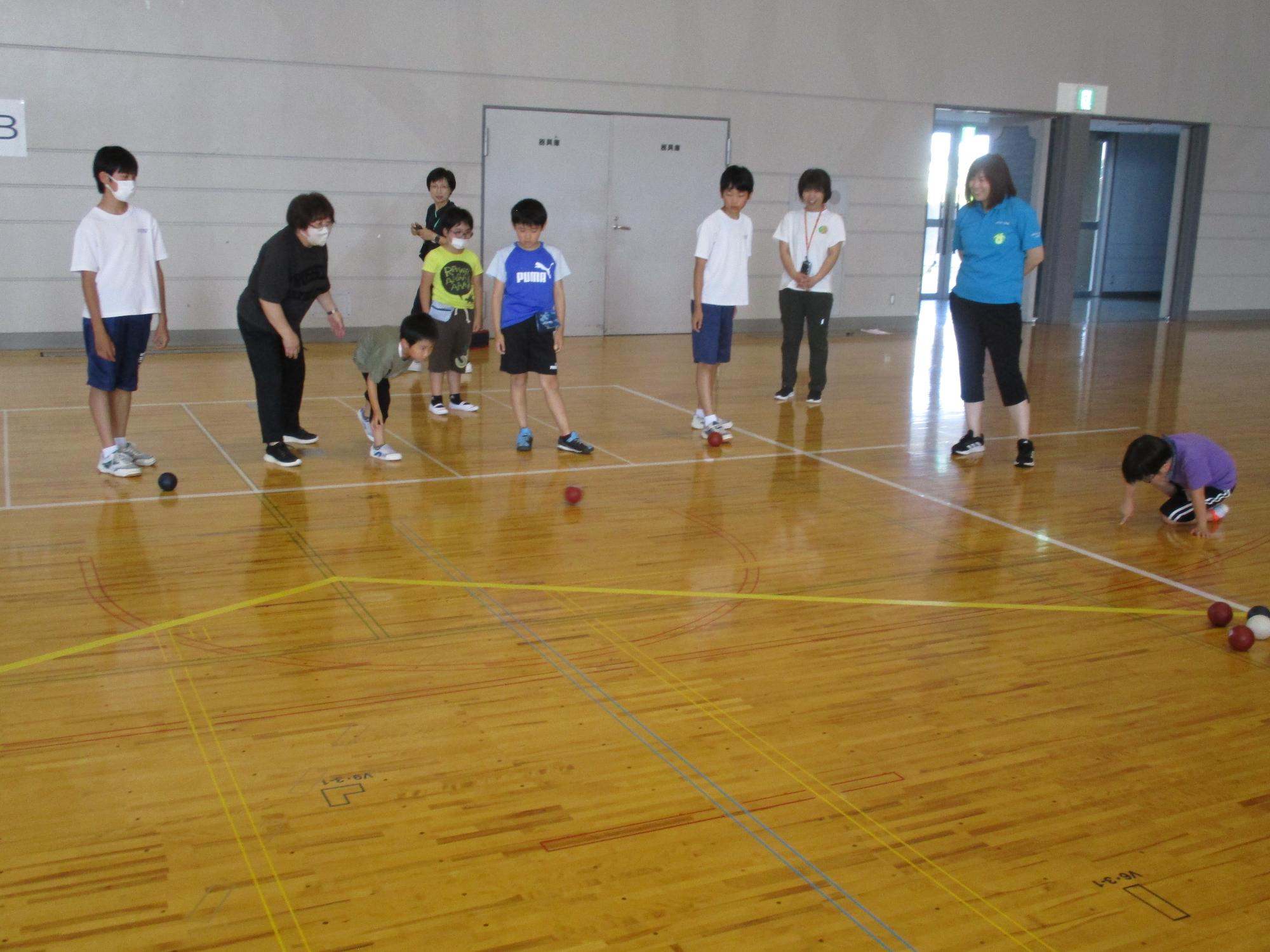 3チームずつに分かれて試合をしている写真