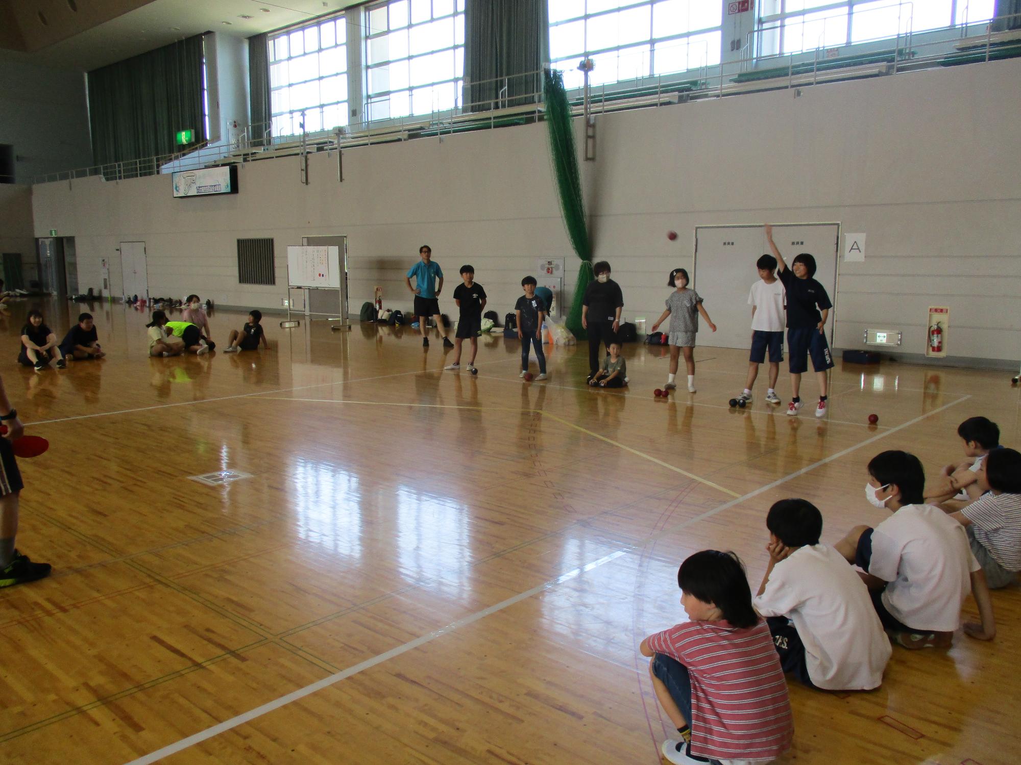 決勝戦の試合をみんなで応援している写真