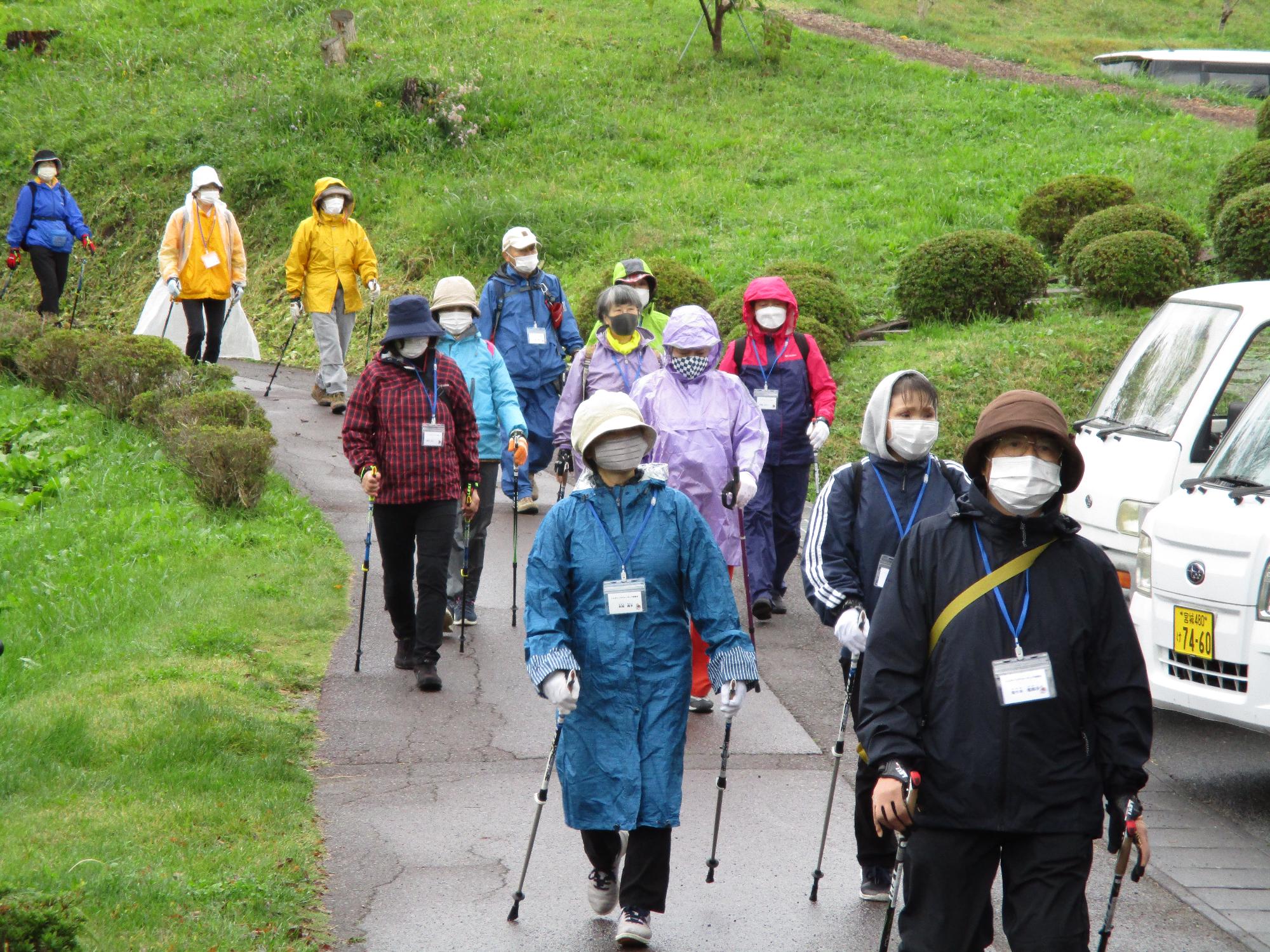 緑に囲まれた風景の中を参加者全員が完歩