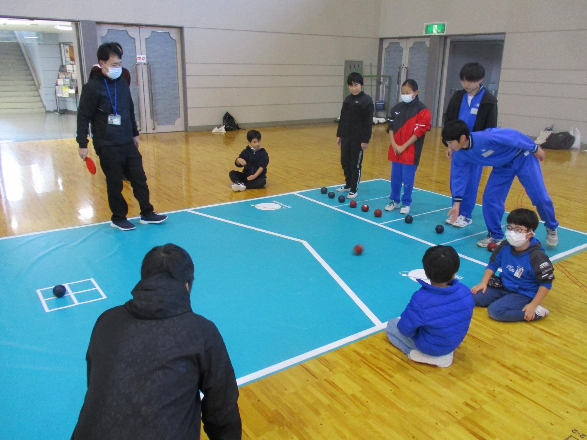恒例となった田尻地区手をつなぐ親の会主催のボッチャ交流会の写真