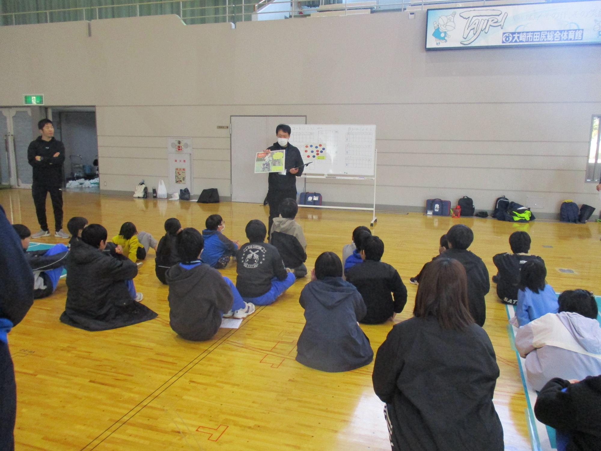 みんなでボッチャの説明に耳を傾ける写真