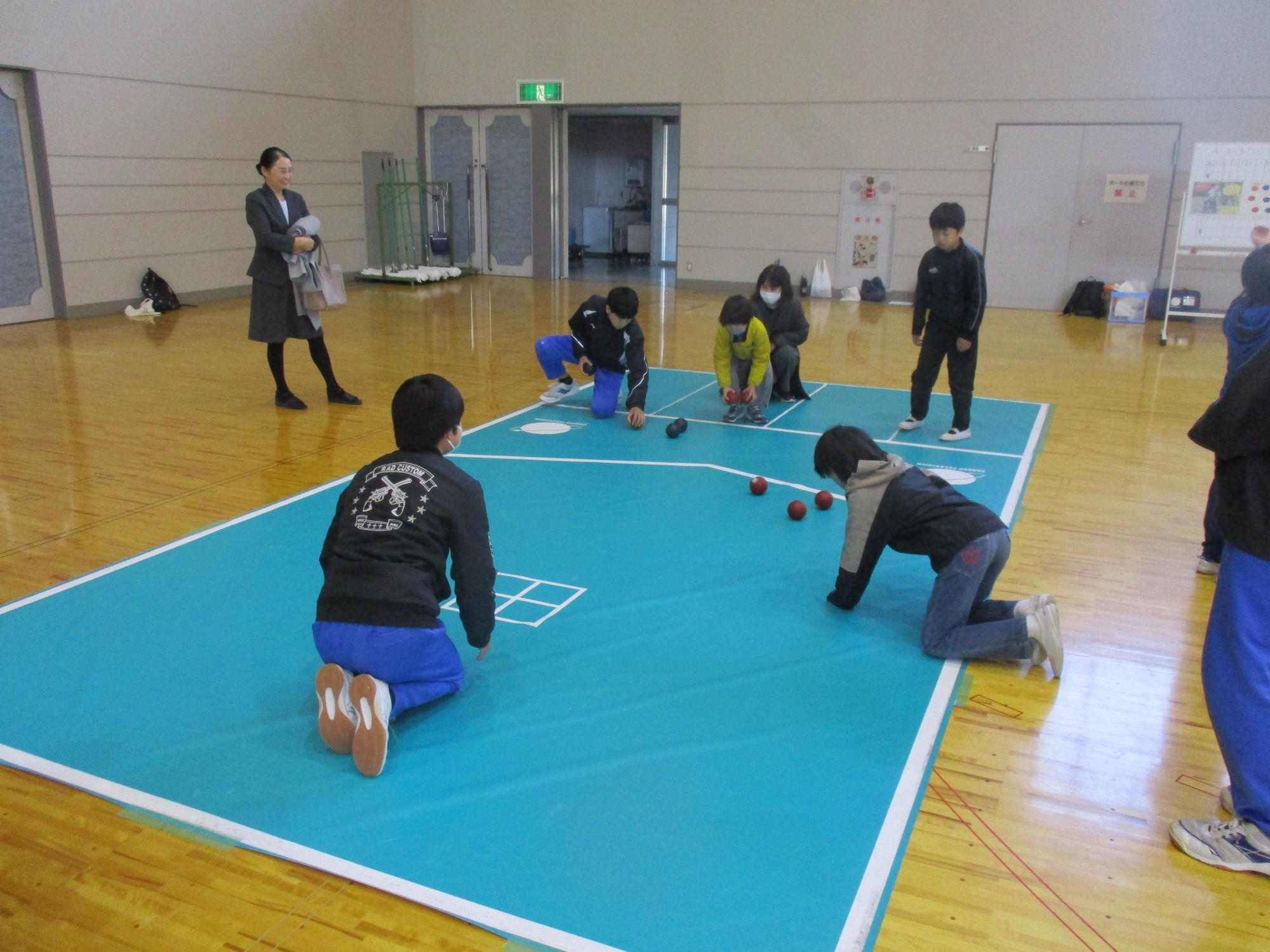 3チームずつに分かれて試合をしている写真