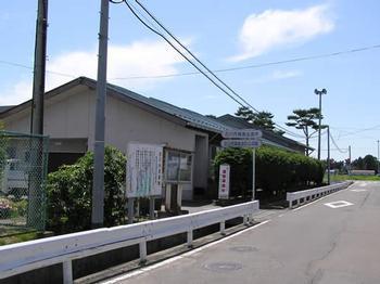 高倉地区公民館の建物と入り口付近に立てられた掲示版の写真