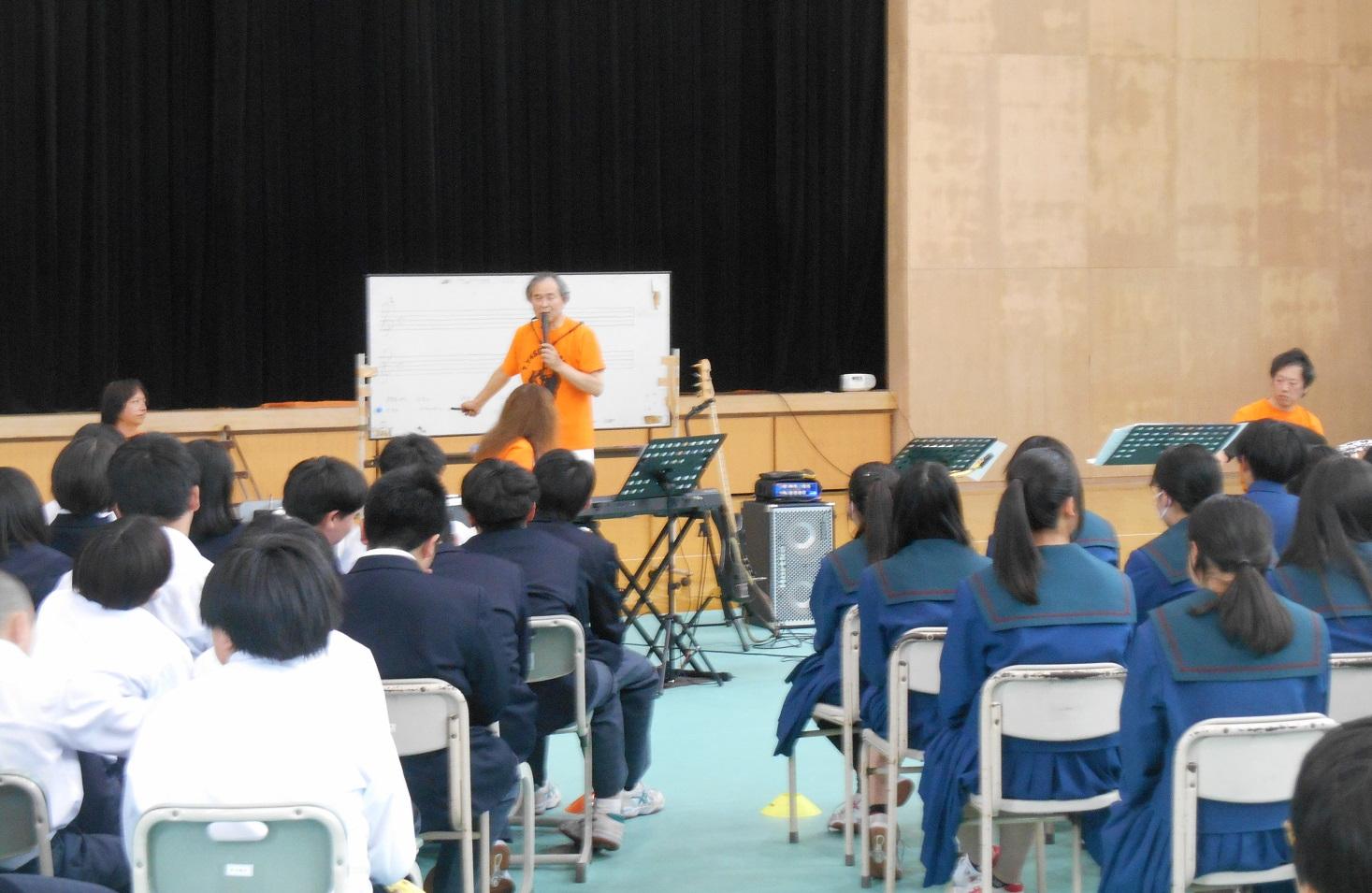 令和8年度岩出山中学校での即興作曲の様子
