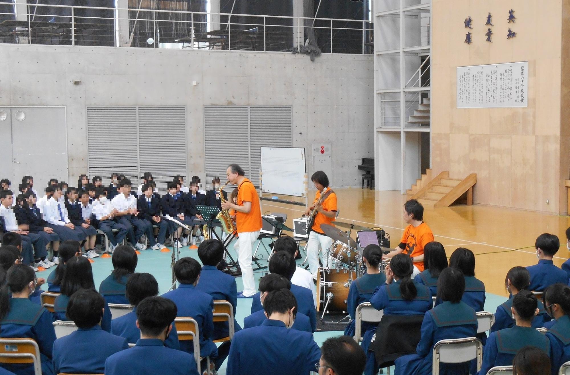 岩出山中学校でのジャズ部門の様子