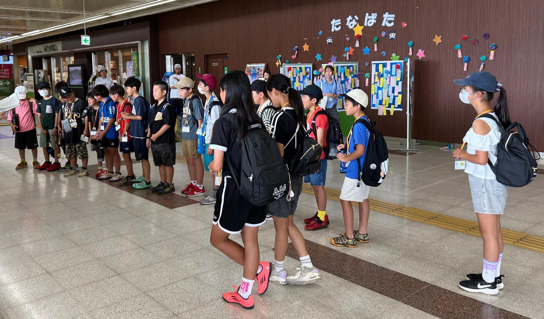 JR古川駅で参加した小学生がお話を真剣に聞いています